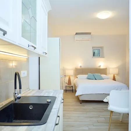 Chloe - Heart Of Old Town