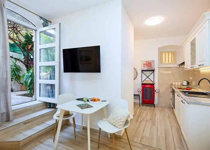 Chloe - Heart Of Old Town