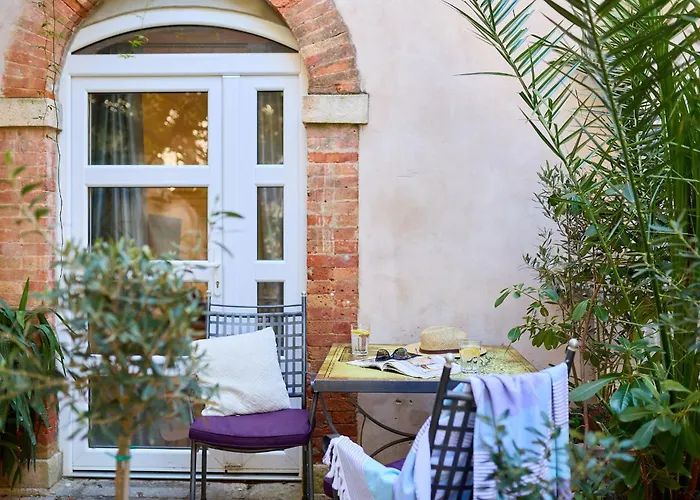 Chloe - Heart Of Old Town 아파트